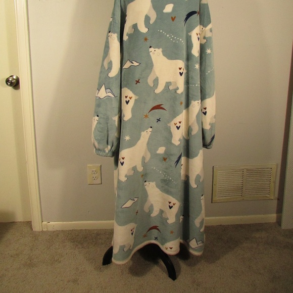Cozy Polar Bear Snuggie Hooded Blanket - Picture 6 of 6